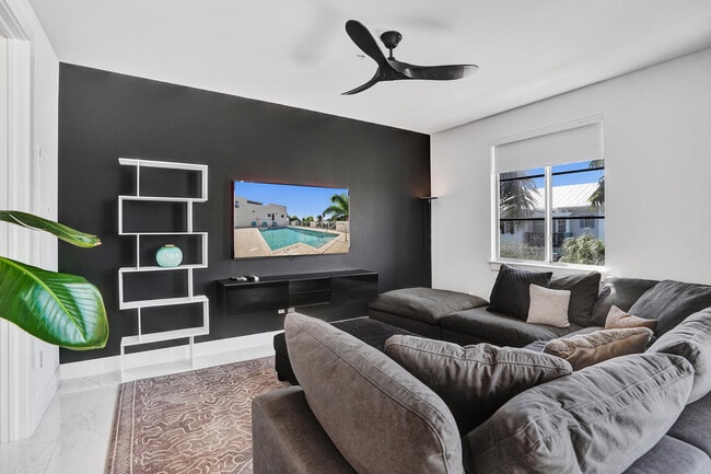 Building Photo - 365 SE 6th Ave