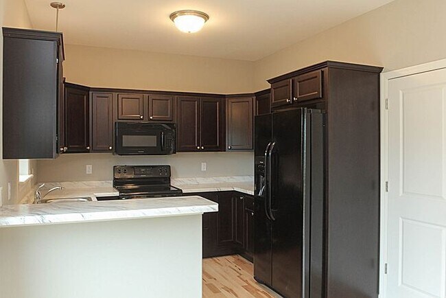 Building Photo - 4 Bedroom, 3 bath close to University.