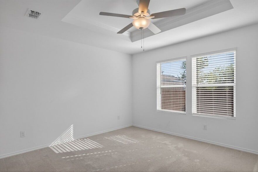Building Photo - 605 Grenada Lk Dr