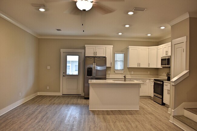 Building Photo - Brand New Garage Unit at the Verandas at Freeport