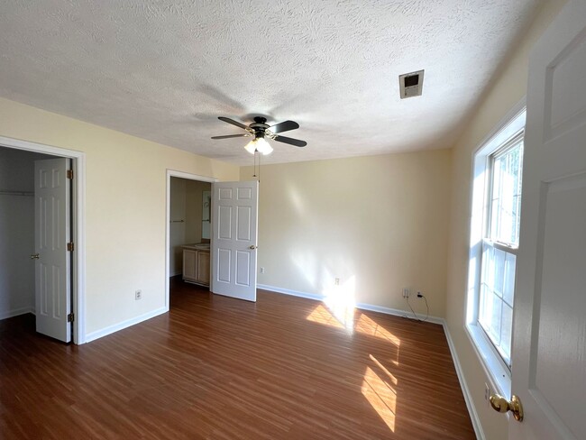 Building Photo - Ogden Cottage home, wood floors, open floo...