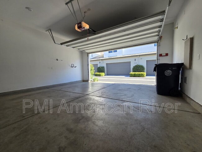 Building Photo - 133 Fischbacher St