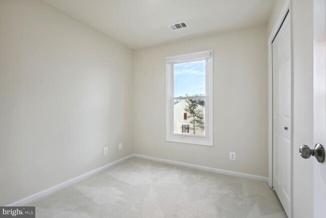 Building Photo - 43840 Laburnum Square