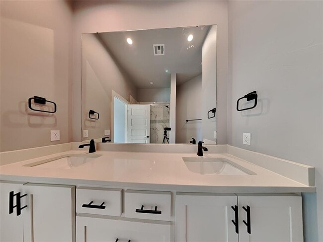 Building Photo - 312 W 3rd St