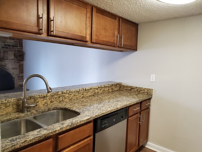 Open kitchen with plenty of counter space - 136 S Penn