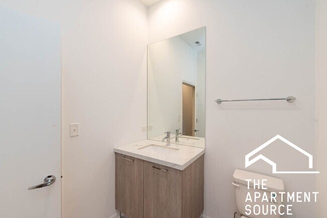 Building Photo - South Loop 3 bed 2 bath -- Updated Kitchen, LARGEST Floorplan in the building