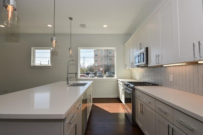 Building Photo - 713 James St