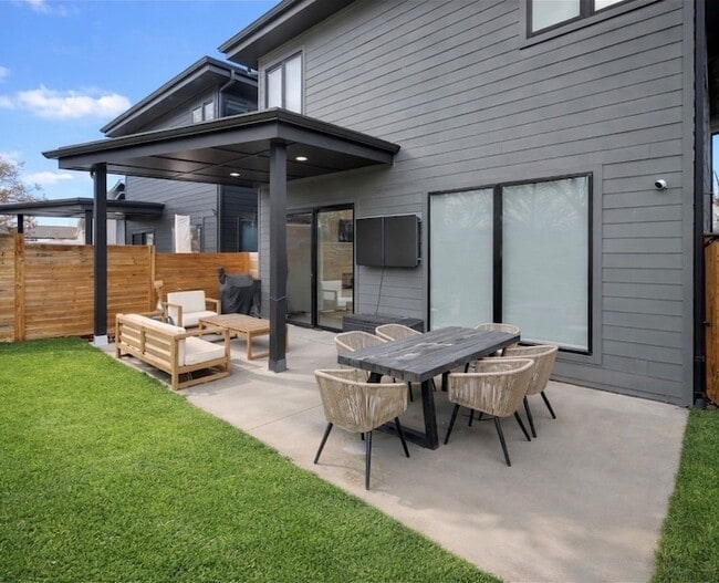 Building Photo - 2510 Barclay Dr