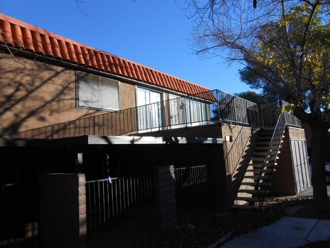 Building Photo - 2nd Floor 2 bedroom Condo Near 95/Torrey Pines