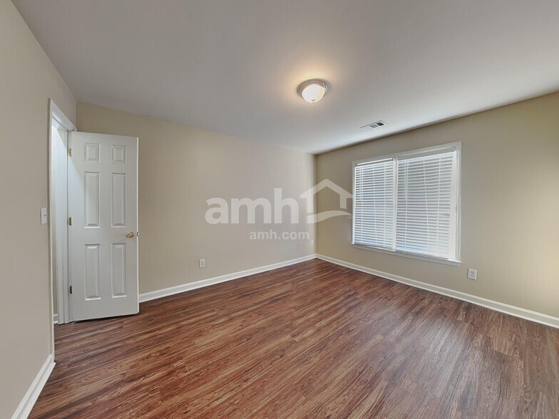 Building Photo - 3284 Creek Trace E