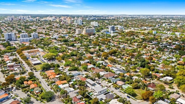 Building Photo - 2324 SW 26th St