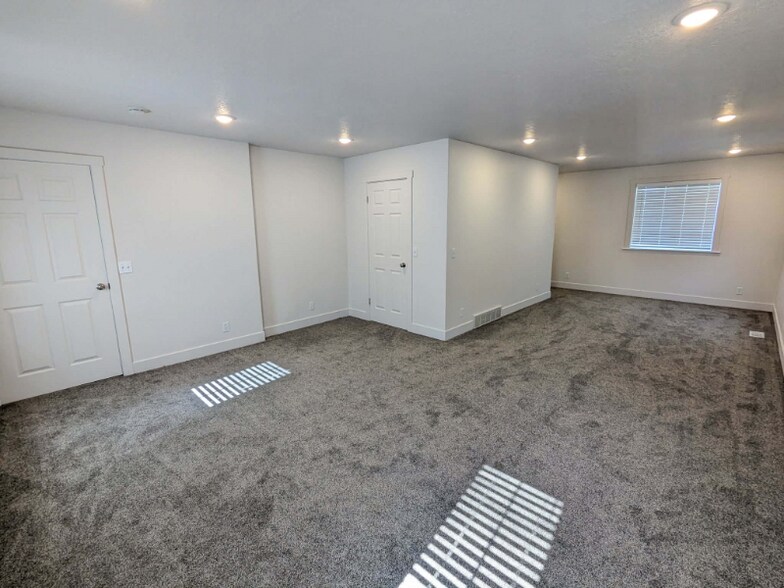 Building Photo - 1760 N 400 E