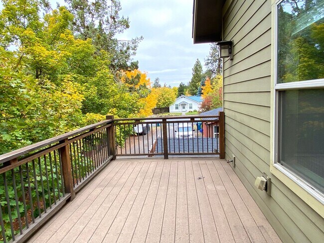 Building Photo - Spacious 3 BR w/ all wood floors and great midtown Bend location