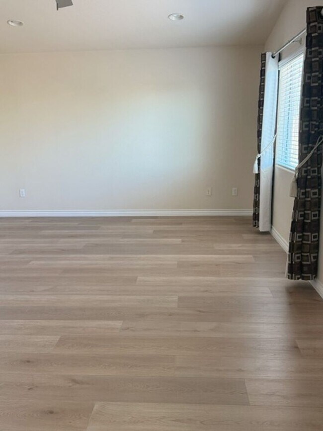 Building Photo - Summerlin Beauty! Gated. Newly installed f...