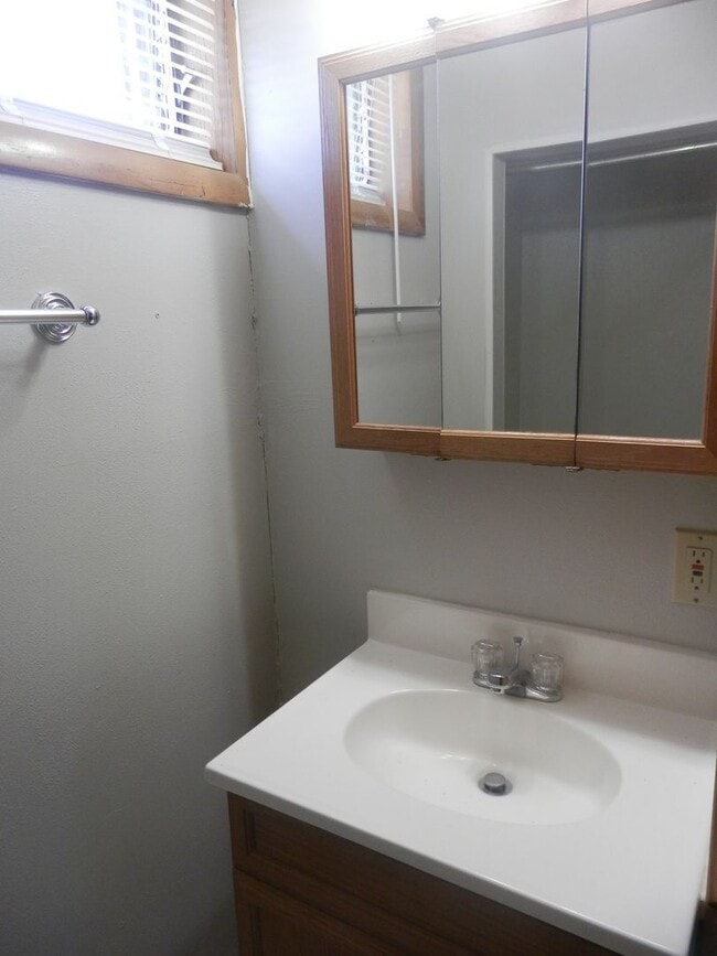 Building Photo - 3 Bed 2 Bath Farmhouse!