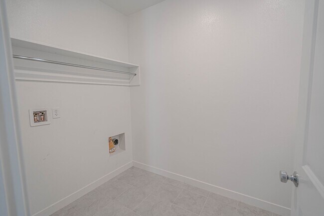Building Photo - 3-Bedroom Condo with Solar Panels & Commun...