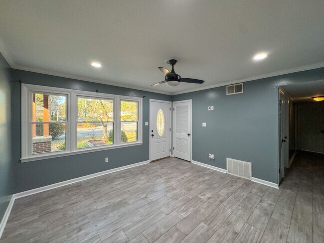 Building Photo - Charming 3 Bed 1.5 Bath Home with Flex Room