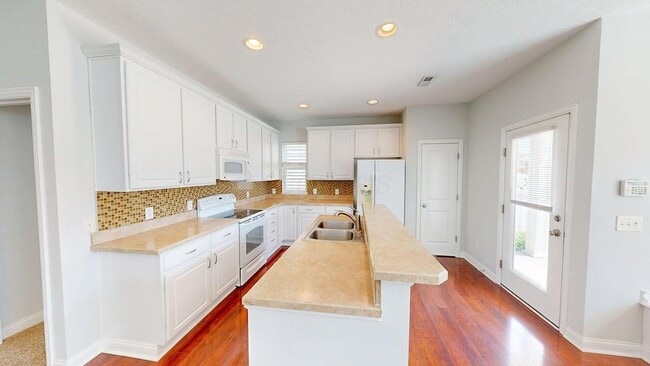 Building Photo - 5597 Lantos Rd