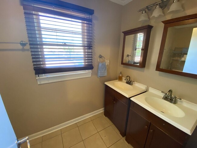 Building Photo - Kennedy Drive Retreat - 4 bedrm with bonus and billards room