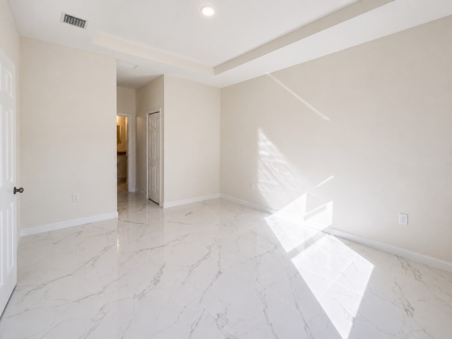 Building Photo - 1236 Ramsay St E