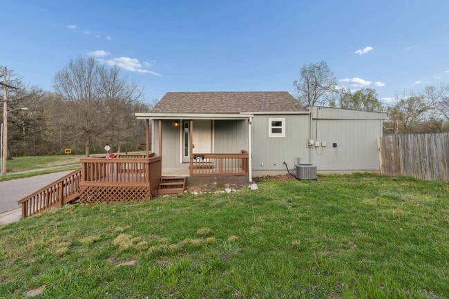 Building Photo - This cozy residence features a bright living space and well-appointed kitchen.  1st month is FREE...
