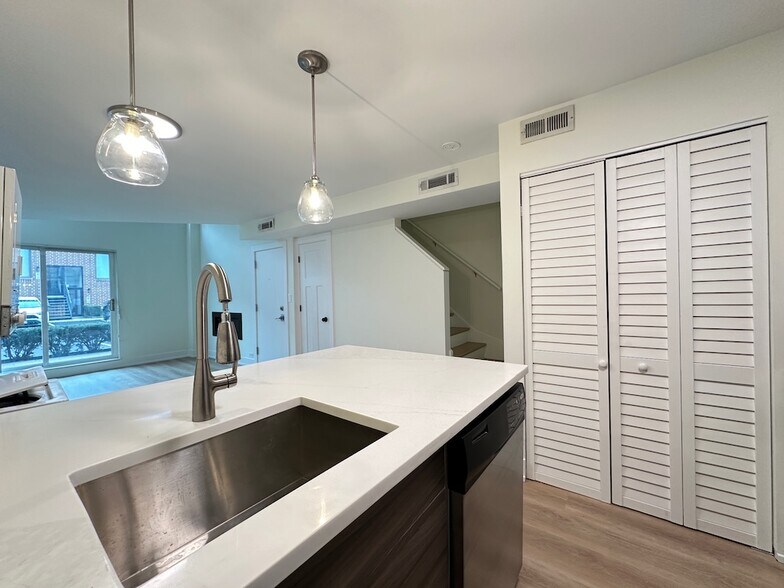 Building Photo - 959 W Grace St