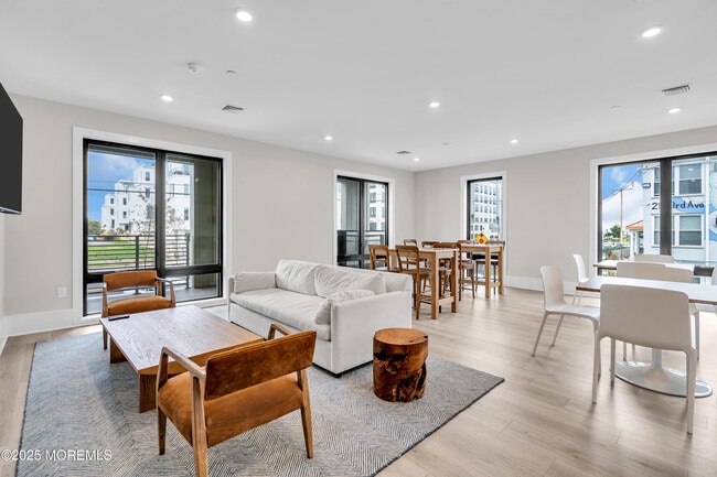 Building Photo - 218 3rd Ave