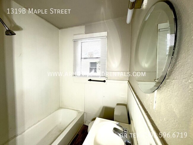 Building Photo - 1319 Maple St
