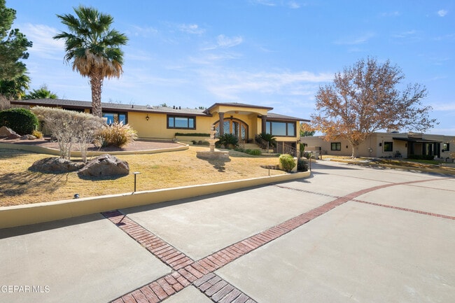 Building Photo - 6204 Pinehurst Dr