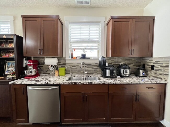 Building Photo - Lovely 3 Bed + 2.5 Bath in Bethany Creek F...