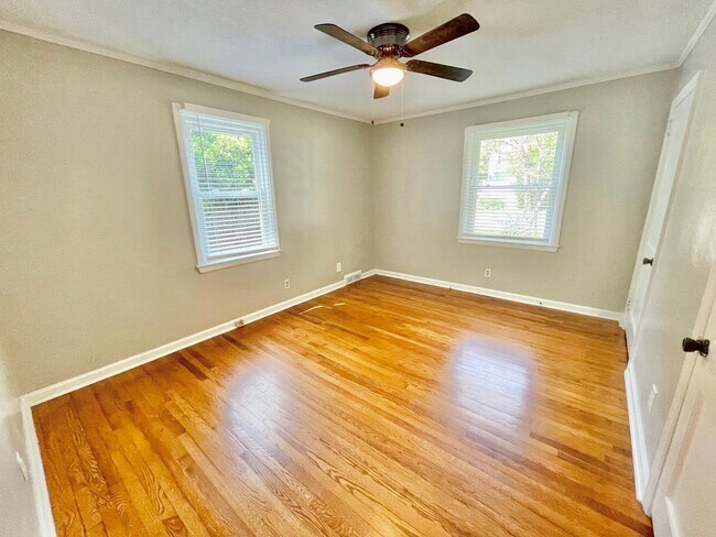 Building Photo - Beautiful 3 Bed 1 Bath Home Located near target shopping center off of Battleground in desirable ...