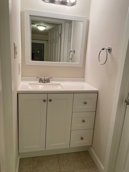 Building Photo - 180 Amberly Dr