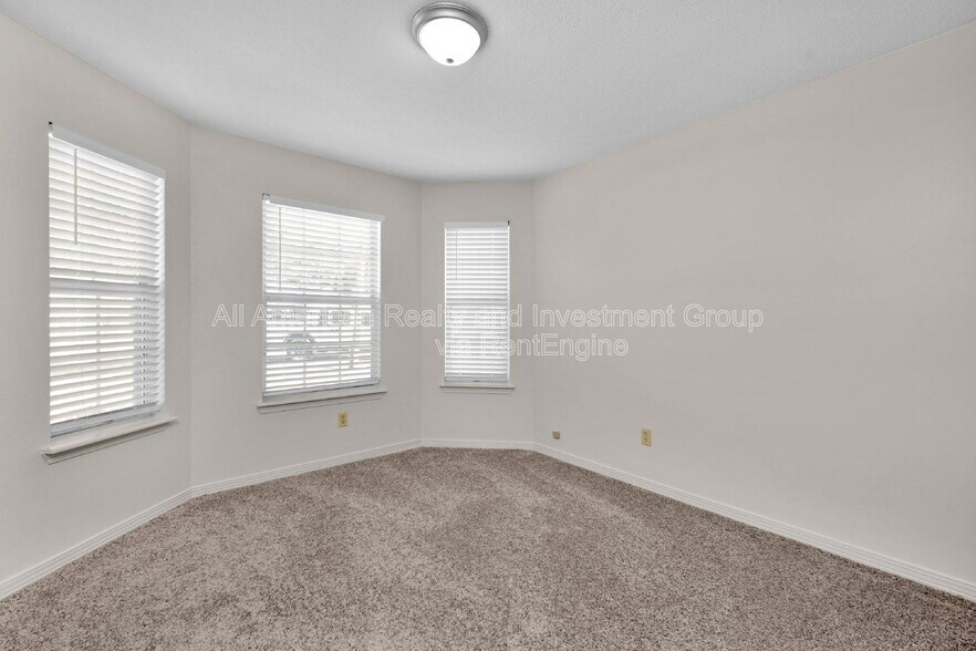 Building Photo - 202 Summer Ln