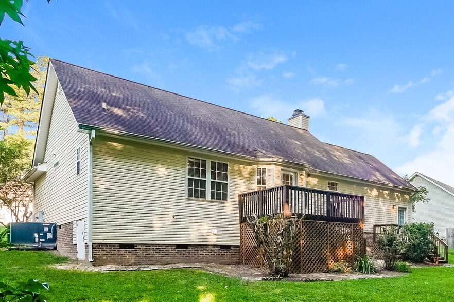 Building Photo - 305 Wood Green Dr