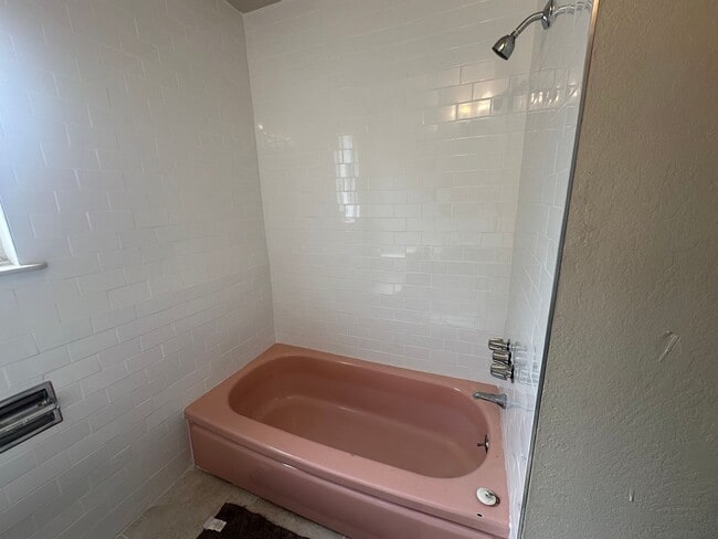 Building Photo - 3 Bedroom 2 Bathroom Home with Pool