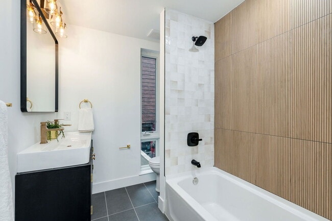 Building Photo - 609 S Orianna St