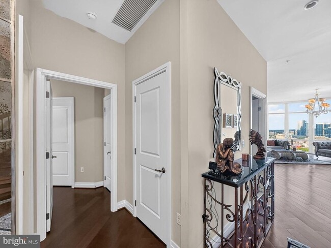 Building Photo - 8220 Crestwood Heights Dr