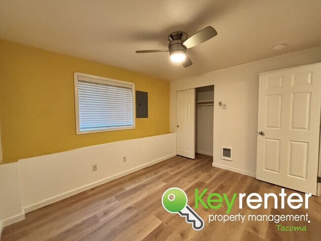 Building Photo - Cozy 1 Bedroom Triplex Near Downtown Tacoma and Pacific Avenue
