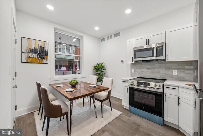 Building Photo - 5719 Cambridge St