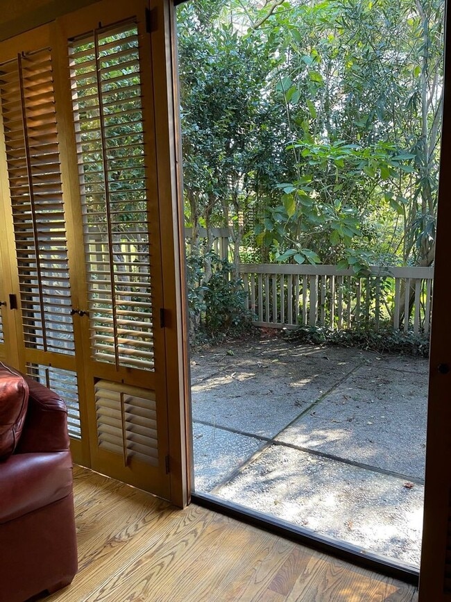 Building Photo - Close To Stanford University  3BR/2+1BA - Menlo Park