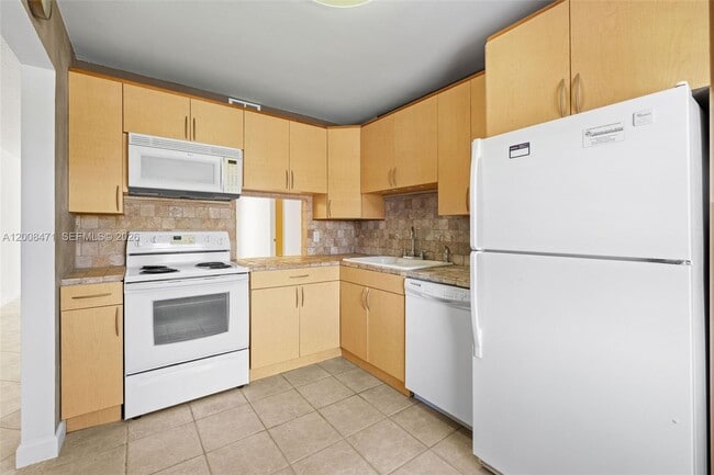 Building Photo - 110 Lake Meryl Dr