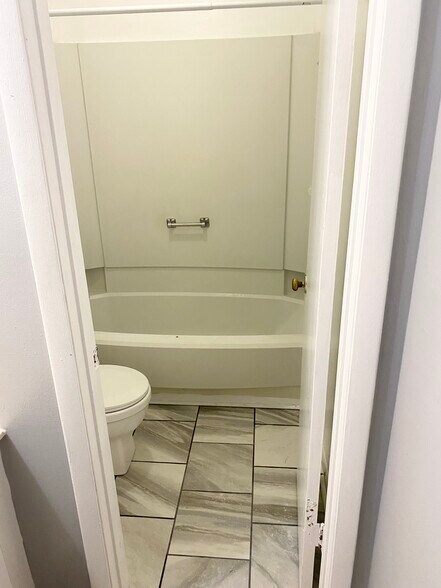 Building Photo - 731 Hedgelawn Way