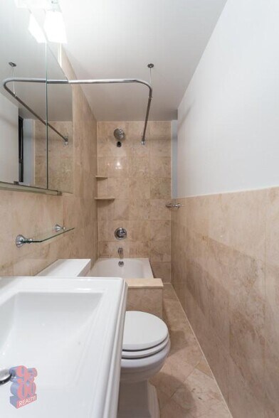 Building Photo - 422 E 9th St