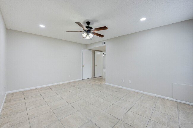Building Photo - 7900 Westheimer Rd