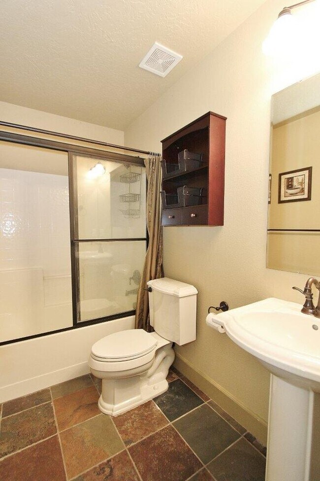 Building Photo - Immaculate Single-Level Townhouse