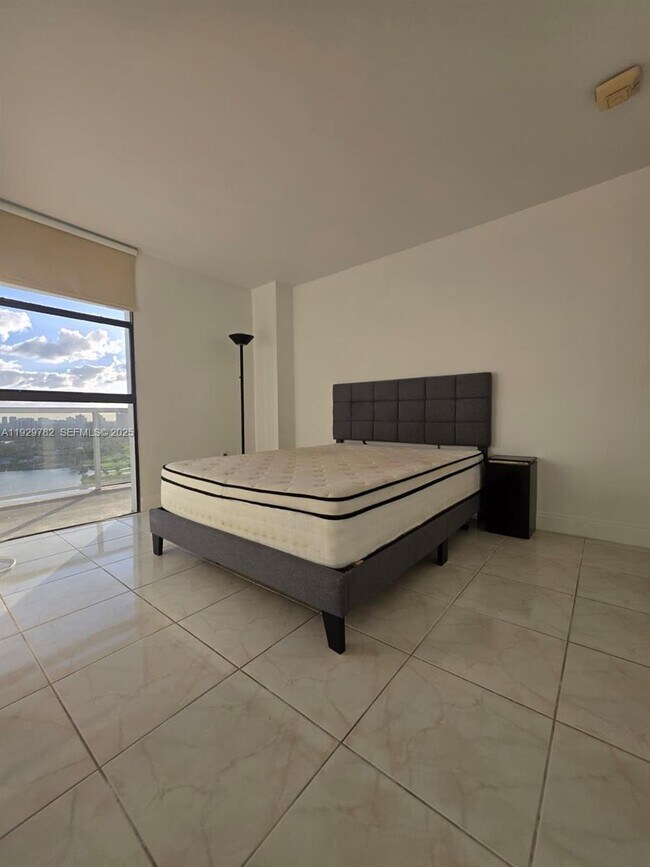 Building Photo - 3701 N Country Club Dr