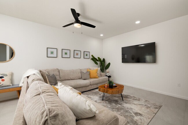 Building Photo - Luxury 3 Bedroom 2.5 Restroom Townhouse for Long-Term Lease | Gated Community-North McAllen