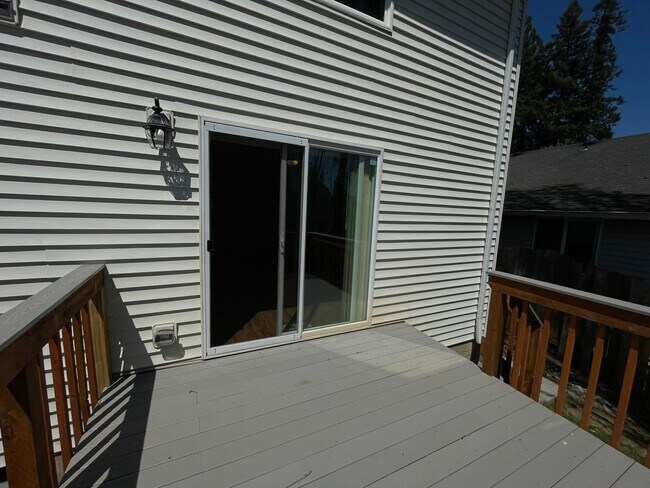 Building Photo - Spacious 4-Bedroom, 2.5-Bath Home with Deck, Fireplace & Updated Kitchen
