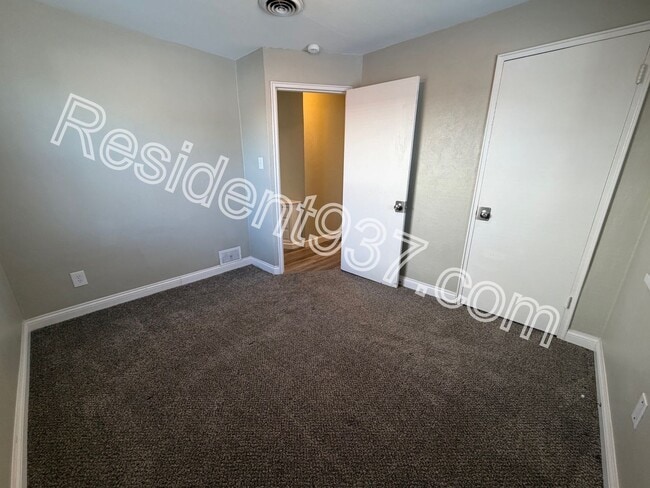 Building Photo - 2 Bed 1 bath with 500 SQ FT DETACHED GARAGE/WORKSHOP