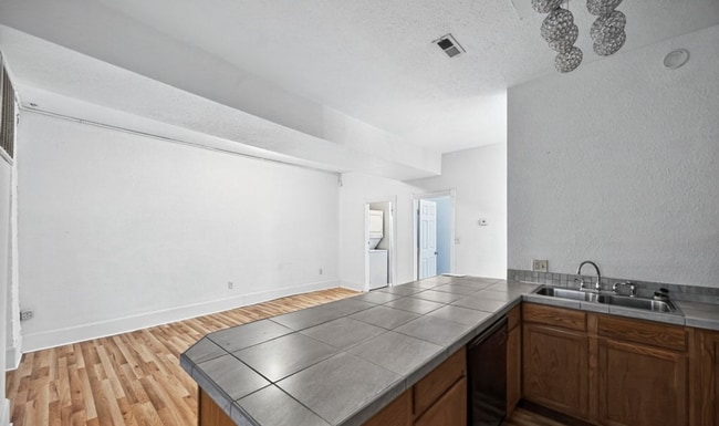 Building Photo - Charming half duplex in Sloane's Lake